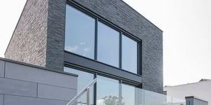 Фасад в отделке 3D панели из натурального камня Кварцит Black Quartz Classic от бренда RKS SLATE фото готового дома (13)