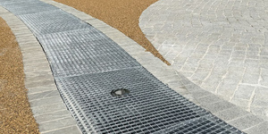 Брусчатка Песчаник Belgian Grey и Гранит Камбулатовскийфранцуженка, пиленая, плитка Камбулатовское Полиров (фотоотзыв) Фонтан в парке