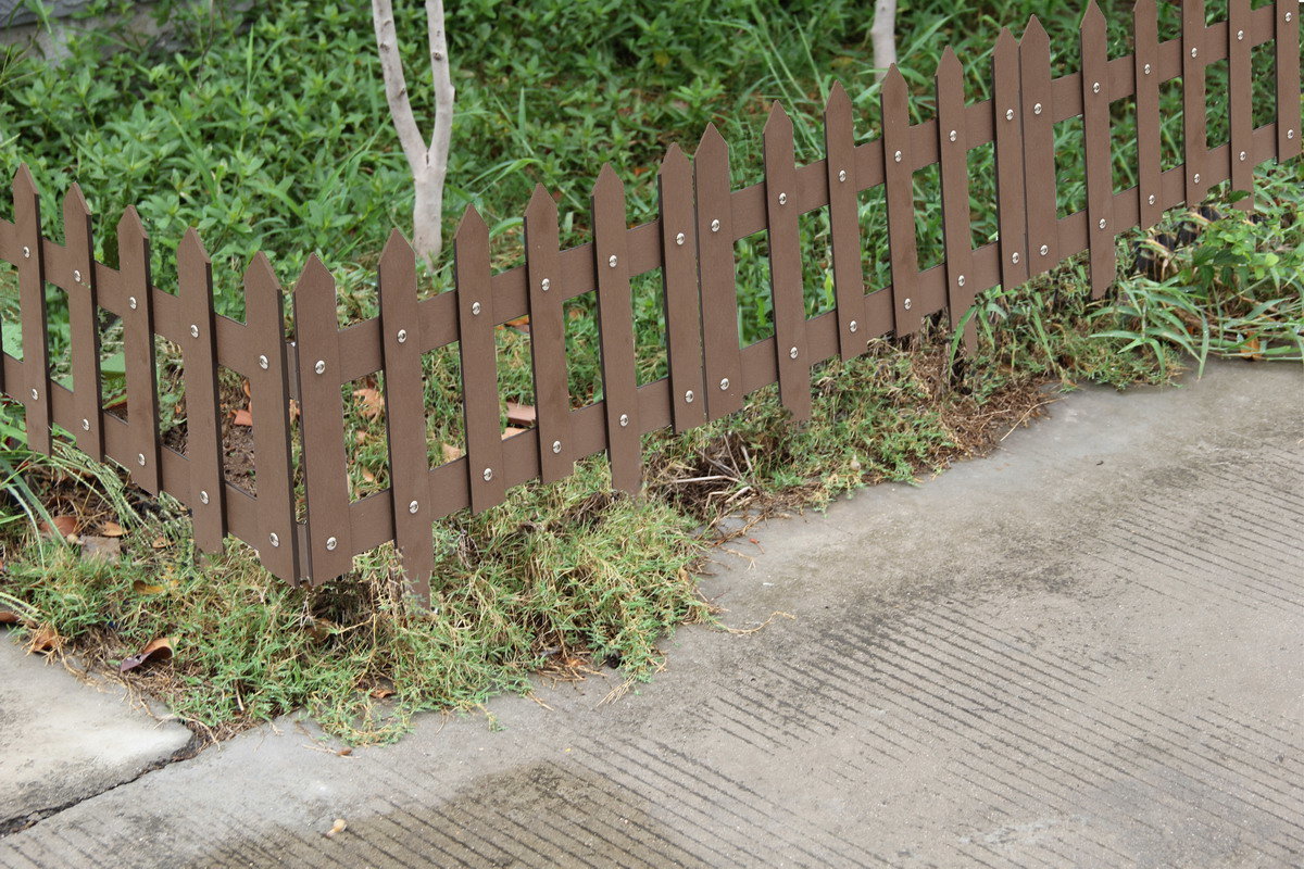 Small Fence with grass.jpg