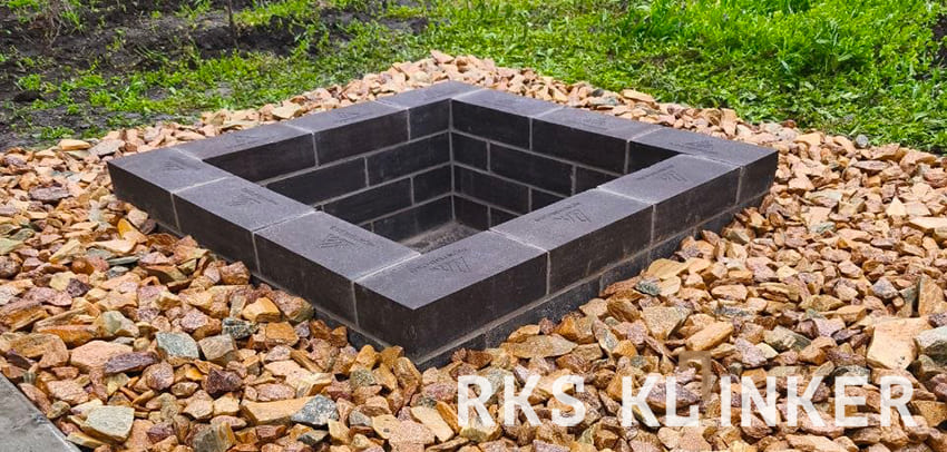 Костровая чаша из огнеупорного кирпича черного цвета с медным отливом Cuprum, объект клиента RKS KLINKER