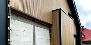 Реечная панель ДПК Turtle Shell, Middle Lines, Siberian Pine Co-Extrusion комбинирование реек в облицовке дома реальные объекты фото (5)