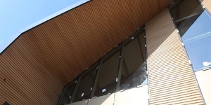 Реечная панель ДПК Turtle Shell, Middle Lines, Siberian Pine Co-Extrusion на фасаде и подшива кровельного свеса рейками (3)