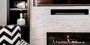Отделка фасада камина из каменной 3D панели RKS SLATE Кварцит White Quartz Classic фото готового камина (17)