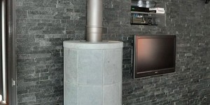 Отделка стены за печью в бане 3D панелями из натурального камня Кварцит Black Quartz Classic от бренда RKS SLATE