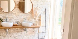 3D панели из натурального камня Кварцит Beige Quartz Classic от бренда  RKS SLATE фото каменной плитки на стене в ванной комнате (1)
