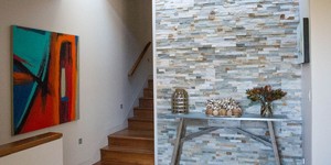 Акцентная стена в гостиной из камня 3D панели RKS SLATE Сланец Beige Slate Classic фото (14)