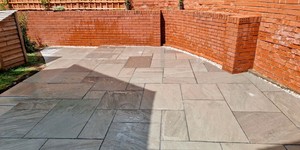 Мощение серой каменной плиткой во дворе - Плитка из песчаника RKS SLATE Belgian Grey купить с доставкой (2)