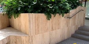 Облицовка подпорных стен и клумб плиткой из натурального травертина Classic Vein Cut от RKS SLATE заказать (1)