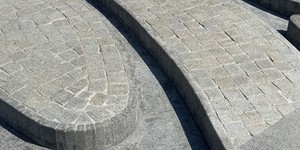 Плитка и брусчатка Камбулатовская в сочетании с Брусчаткой из Песчаника Belgian Grey от RKS SLATE фото Фонтана в Белгороде (3)